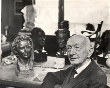 Gunnar Lybeck framför några av sina skulpturer
